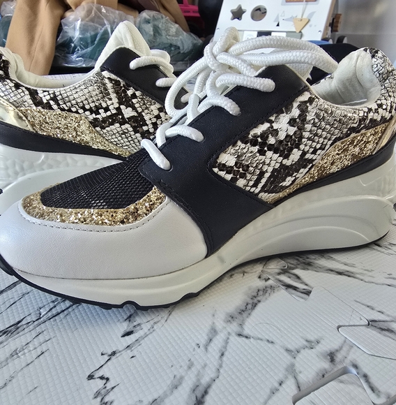 STEVE MADDEN - Running shoes - Size 7 - Picture 3 of 5